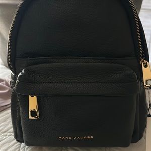This is pretty much a brand new bag and it’s been in a good condition.